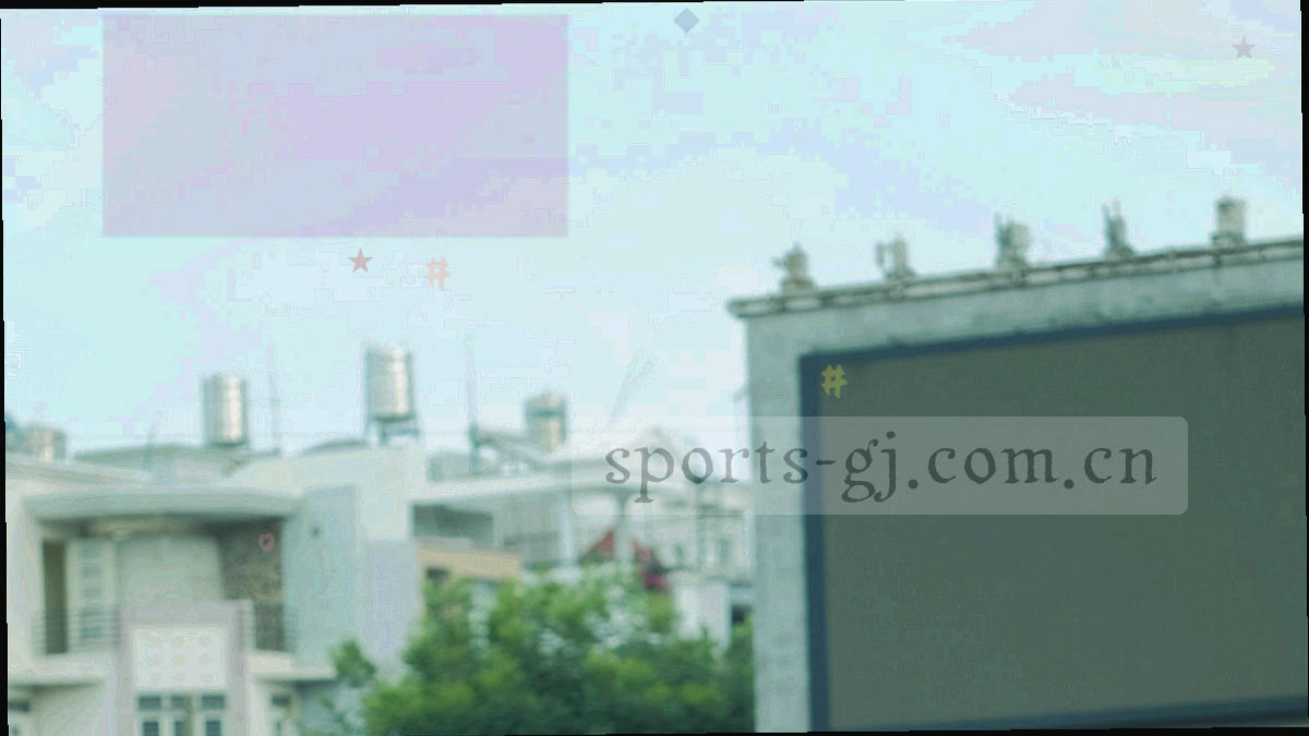 夜间球场斜角低机位画面，人物做半调处理，构图强调速度感
